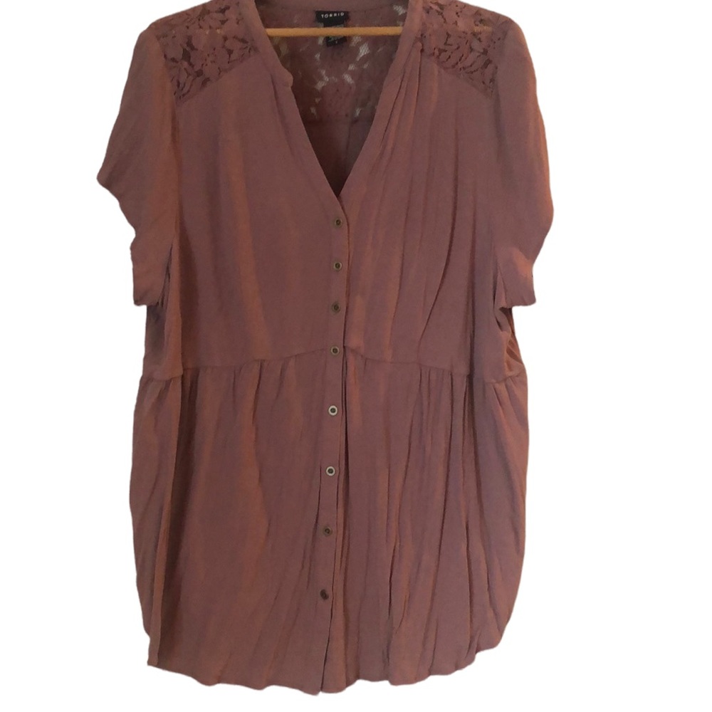 Torrid Shirt SZ 3 Short Sleeve Lace Lavender/ Purple Button Down